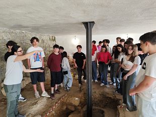 mazara-erasmus-gli-studenti-del-liceo-adria-ballatore-e-lycee-de-larc-ammirano-la-domus-romana-di-san-nicolo-regale