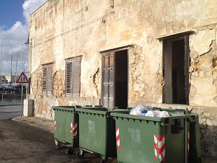 mazara-il-pugno-nell-occhio-dell-ex-dogana-e-cantina-davanti-il-porto-vecchio-perche-nessuno-interviene