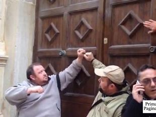 video-mazara-senza-stipendio-da-5-mesi-operai-belice-ambiente-protestano-davanti-al-comune