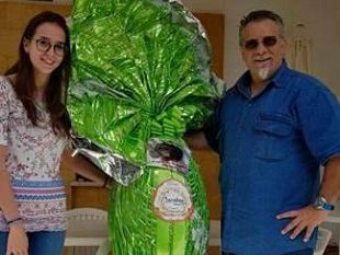 mazara-regala-ad-una-ragazza-un-grande-uovo-di-pasqua-per-avergli-fatto-ritrovare-il-cane-rubato-e-poi-abbandonato