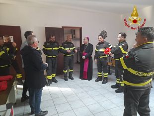il-vescovo-giurdanella-in-visita-pastorale-nei-distaccamenti-dei-vigili-del-fuoco-di-mazara