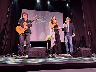 campobello-grande-successo-al-cine-teatro-olimpia-per-lo-spettacolo-di-luisa-corna-e-giandomenico-anellino