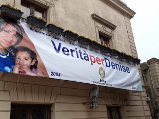 verita-per-denise-lo-striscione-esposto-al-palazzo-municipale-di-erice