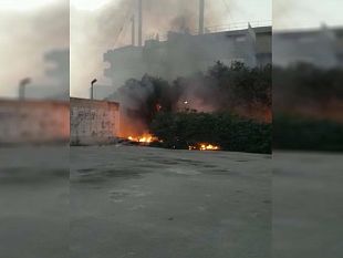 la-bonifica-latita-e-intorno-al-palailio-scoppia-un-incendio