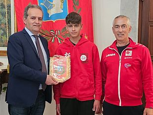 il-sindaco-grillo-incontra-marco-di-benedetto-il-giovane-marsalese-e-neo-campione-italiano-di-karate