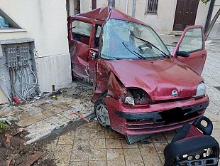 valderice-auto-sbanda-e-finisce-contro-un-palazzo-due-feriti