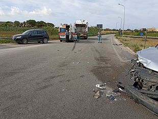 misiliscemi-autocompattatore-si-scontra-con-unauto-ferita-una-donna