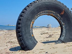trapani-a-prendere-la-tintarella-ce-pure-un-copertone