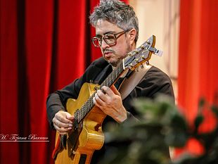 marsala-francesco-tizianel-con-la-sua-chitarra-ha-impressionato-il-pubblico-del-teatro-sollima