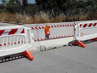 collocate-le-barriere-in-cemento-per-impedire-la-riapertura-di-via-dei-templi