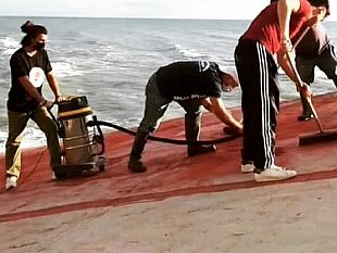 i-giovani-al-lavoro-per-ripulire-la-scala-dei-turchi