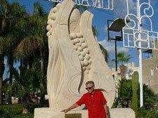 fluido-di-vino-la-scultura-in-marmo-realizzata-dal-mazarese-bianco-per-la-frazione-di-strasatti