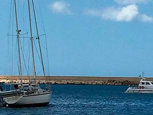 video-mazara-barca-a-vela-belga-incagliata-nel-porto-canale-turisti-che-non-torneranno-piu