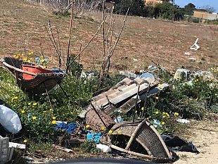 video-una-lettrice-segnala-la-presenza-di-eternit-e-di-rifiuti-a-triscina-vicino-allingresso-del-parco-archeologico