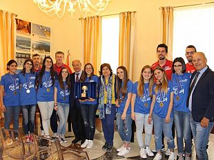le-campionesse-under-14-dell-associazione-progetto-volley-premiate-dal-sindaco-di-girolamo-e-dall-assessore-cerniglia