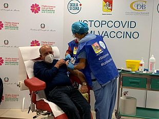 v-day-il-dottor-vito-barraco-primo-trapanese-a-vaccinarsi-grande-emozione
