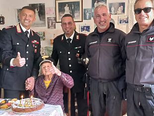 favignana-tp-i-carabinieri-festeggiano-i-103-anni-di-zia-rosina