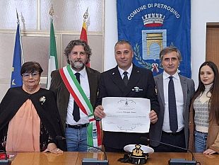 petrosino-pergamena-di-plauso-al-serg-giuseppe-amato-per-operazione-salvataggio-in-mare-di-120-migranti