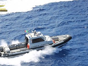 favoreggiamento-immigrazione-clandestina-bloccata-nave-madre-a-pantelleria
