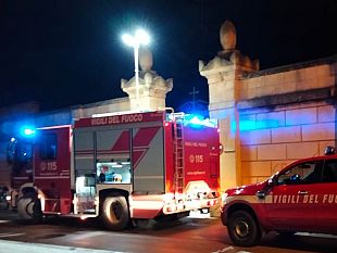 cane-incastrato-nel-cancello-del-cimitero-liberato-dai-vigili-del-fuoco