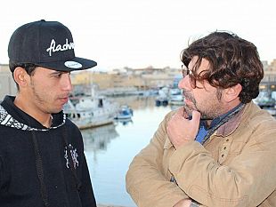 video-video-attentati-di-parigi-e-isis-cosa-ne-pensa-un-ragazzo-che-vive-nella-casbah-di-mazara