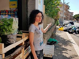 video-mazara-in-via-sansone-cumuli-di-rifiuti-ormai-vicini-a-ortofrutta-continua-emergenza-in-citta