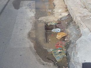 da-giorni-un-guasto-ha-provocato-una-perdita-dacqua-a-marinella-e-nessuno-vede