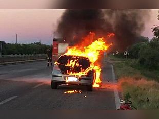 2a29-auto-in-fiamme-in-prossimita-delluscita-per-mazara-del-vallo