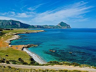 escavatore-danneggio-costa-rocciosa-a-macari-processo-prescritto