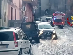 alluvioni-in-provincia-di-catania-strade-allagate-e-auto-trascinate-dallacqua