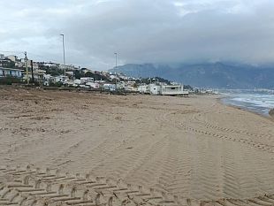 alcamo-marina-primi-interventi-di-pulizia-sullarenile