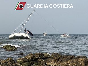 mazara-imbarcazione-di-15-metri-si-arena-sugli-scogli-sospetti-su-sbarchi-migratori