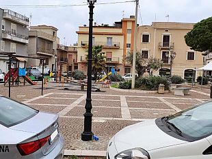 parco-giochi-in-piazza-umberto-continua-lattesa