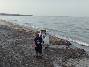 mazara-spiaggia-di-san-vito-pulita-al-mattino-il-lavoro-silenzioso-di-tre-giovani-volontari