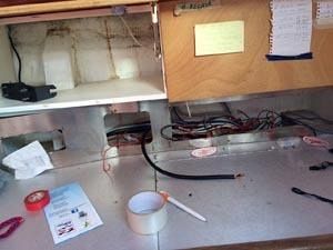 mazara-grosso-furto-ed-atti-vandalici-ai-danni-di-una-barca-a-vela-nel-porto-canale