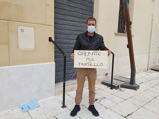 mazara-cittadino-si-incatena-in-piazza-della-repubblica-mio-fratello-ha-il-tumore-ma-non-viene-operato