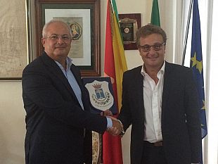 il-sindaco-errante-saluta-il-comandante-provinciale-dei-vigili-del-fuoco