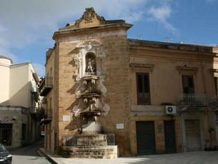 la-fontana-della-ninfa-illuminata-di-blu-per-sensibilizzare-sull-autismo