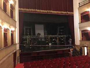 crolla-un-impalcatura-al-selinus-dopo-lo-spettacolo-tanta-paura-e-tre-giovani-feriti-lievemente