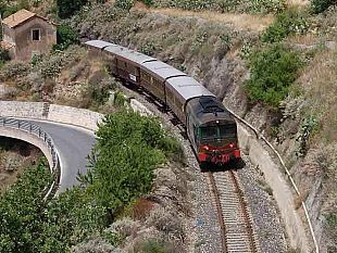 sicilia-alla-scoperta-dei-territori-del-vino-e-del-gusto-con-i-treni-storici-della-fondazione-fs