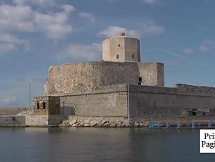 video-la-colombaia-il-gigante-in-mezzo-al-mare-ferito-e-abbandonato