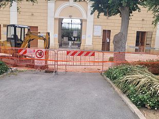 mazara-ripresi-i-lavori-di-sistemazione-dellarea-centrale-dingresso-del-cimitero
