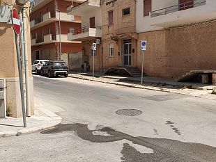 mazara-da-tempo-grave-perdita-dacqua-allincrocio-fra-la-via-s-vento-e-casa-santa-alla-faccia-della-siccita