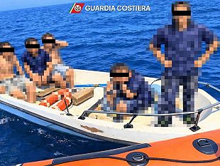 paura-al-largo-del-porto-il-mare-mette-in-difficolta-cinque-ragazzi