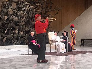 lartista-trapanese-gianni-bisbini-si-esibisce-in-vaticano-per-papa-francesco