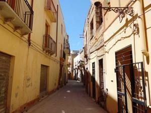 mazara-gdf-scopre-nella-casbah-deposito-contraffatti-e-notebook-rubati