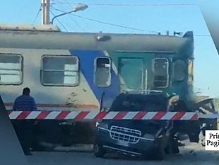 petrosino-il-video-dello-scontro-del-treno-con-lauto-al-passaggio-a-livello