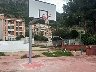 bella-sorpresa-al-parco-baden-powell-di-castellammare-installato-un-canestro-di-basket