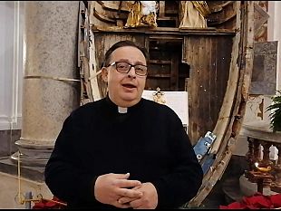 il-parroco-della-cattedrale-ci-spiega-la-nativita-allinterno-della-barca