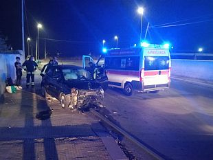 mazara-nella-notte-fiat-500-fuori-controllo-in-via-archi-abbattuto-un-palo-della-luce-ferita-una-donna